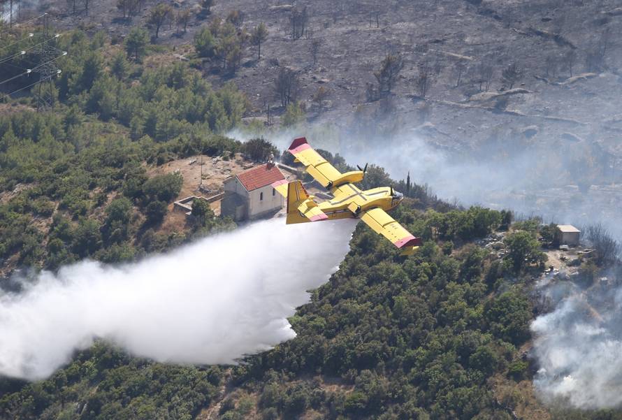 Kanader u gašenju požara iznad Kaštela