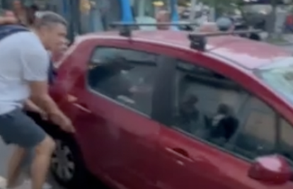 Jen, dva, tri, diži! Nevjerojatna snimka prije utakmice: Blokirao promet, navijači mu digli auto!