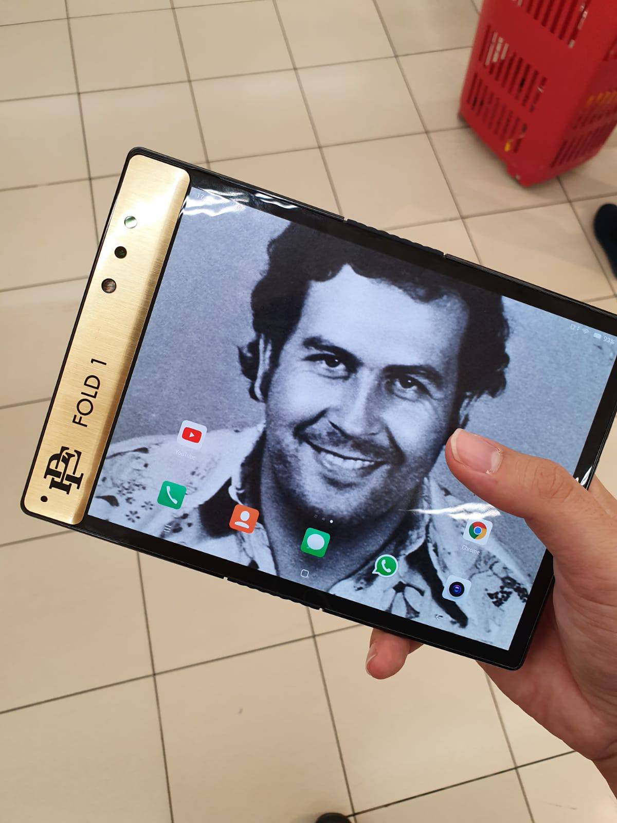 Escobarov brat tužio Muska, a sad prodaje preklopne mobitele