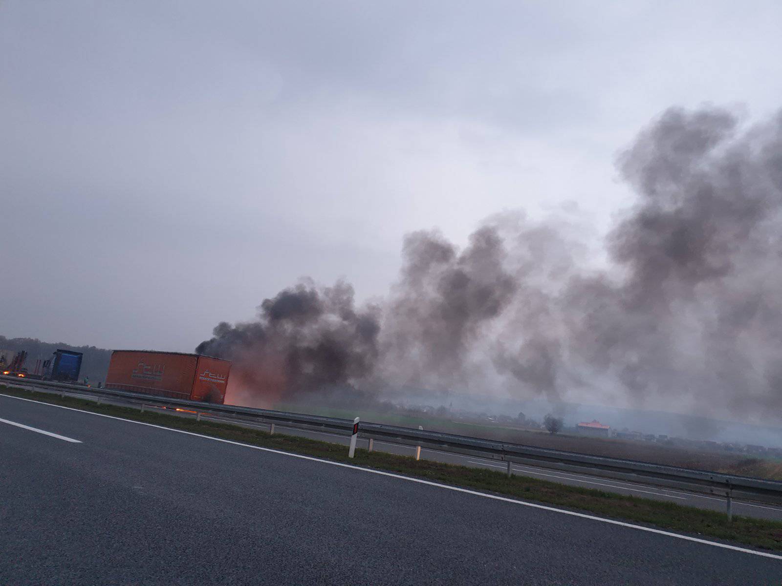 Požar kod Slavonskog Broda: Izgorio kamion na autocesti