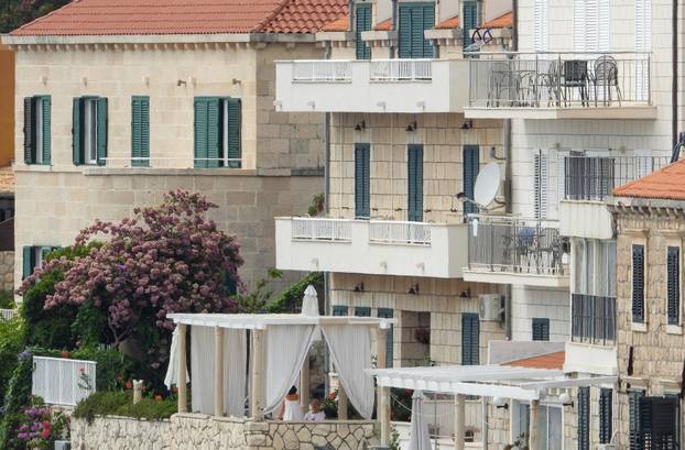 Dubrovnik ljeti, tisuće posjetitelja, ali i bogata ponuda za svakoga