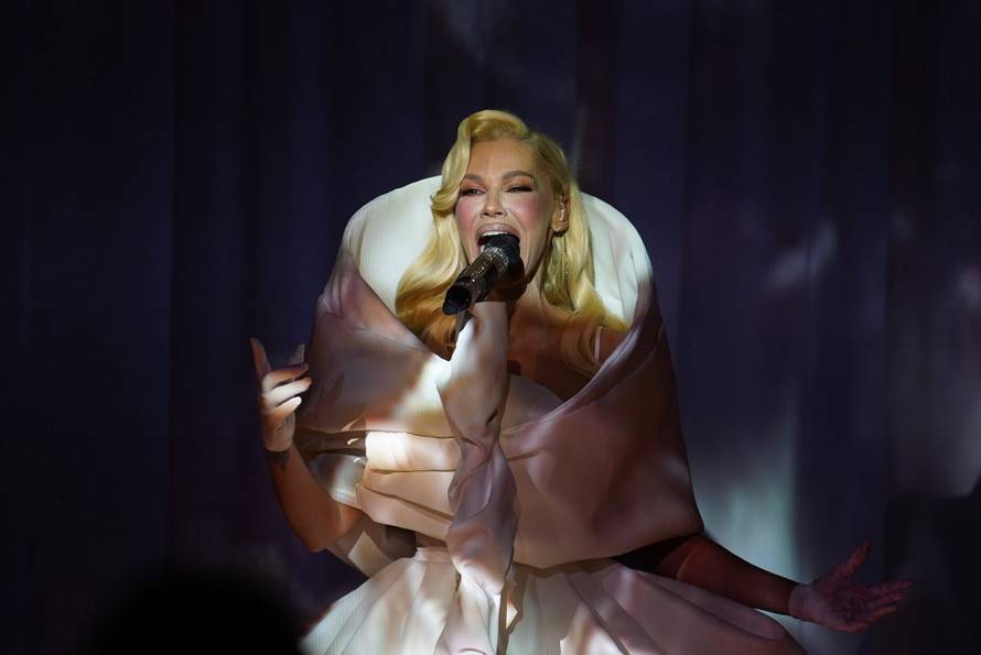 Beograd: Nataša Bekvalac motornom pilom rezala tortu na promociji albuma "MAMA"