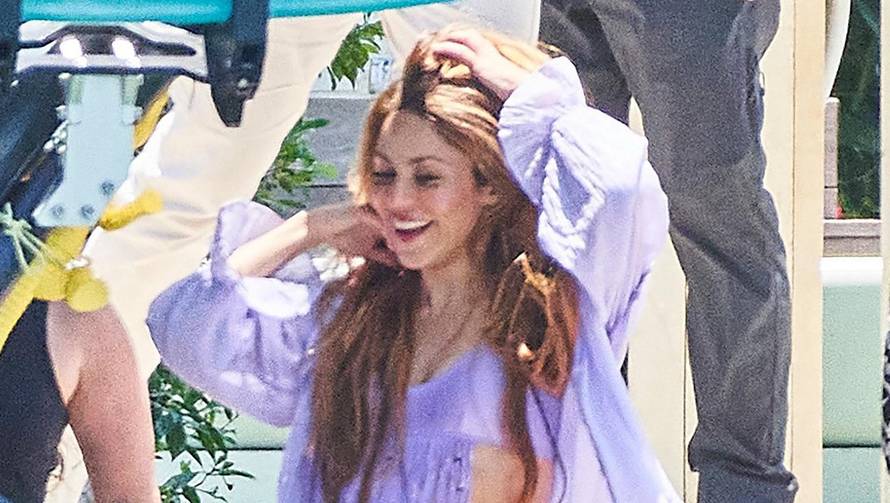 Shakira enjoys a barefoot trip with a boatload of male pals in Miami as rumors swirl over possible Tom Cruise romance.