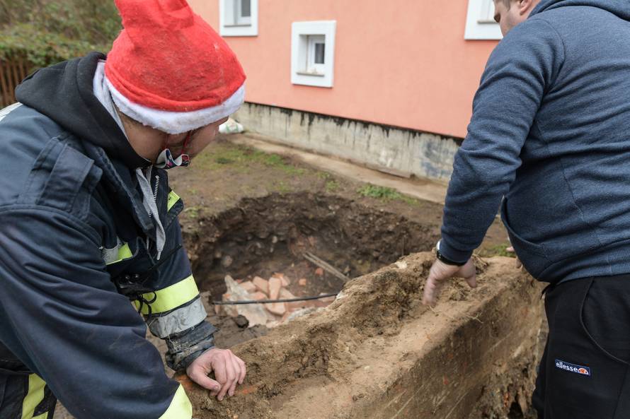 Mještani Mečenčana u strahu zbog rupa koje se otvaraju pokraj kuća