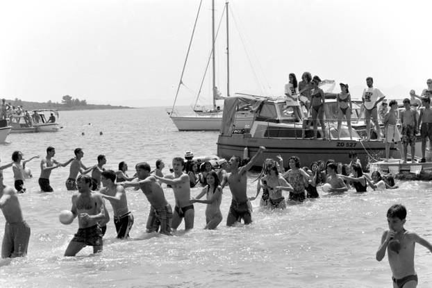 Zadar: Tradicionalna Picnic biciklijada Sabuša okupila velik broj biciklista, 20.6.1994.