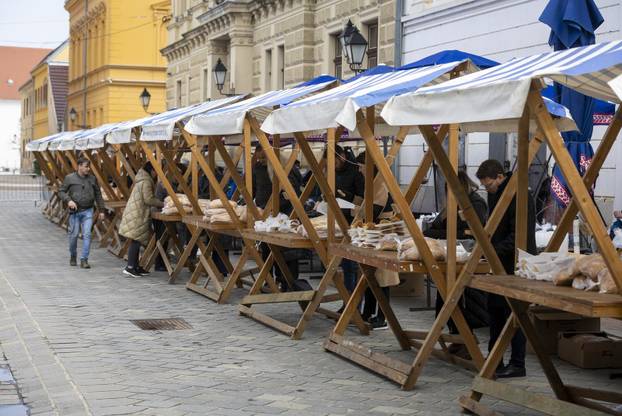 Osijek: Tradicionalna podjela blagdanskog fiš paprikaša na Trgu Svetog Trojstva