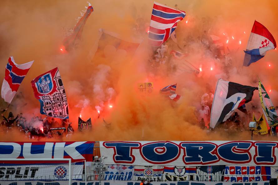 Split: Bakljada na tribinama tijekom utakmice Hajduka i Dinama