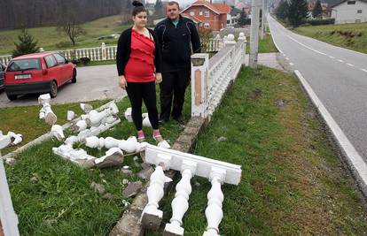 Opasna crna  točka: U dvorište im do sada uletjelo čak 30 auta