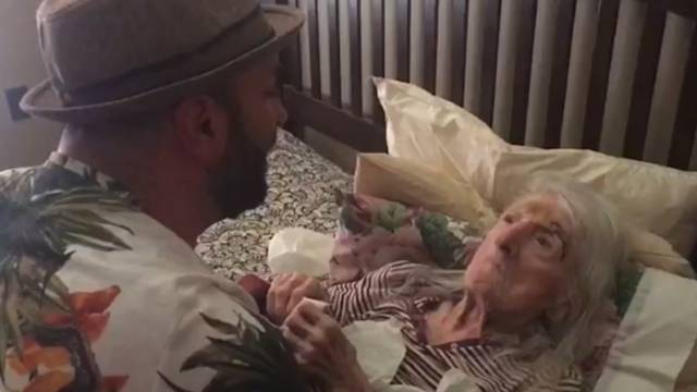 Dirljivi video: Bolesnoj baki je pjevao serenadu za rođendan