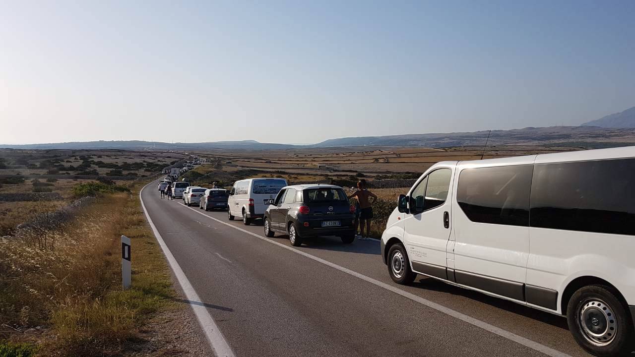 Zbog nesreće na Pagu nastala ogromna kolona prema Novalji