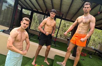 'Vatreni' pozirao bez majice sa suigračima i zaludio navijače