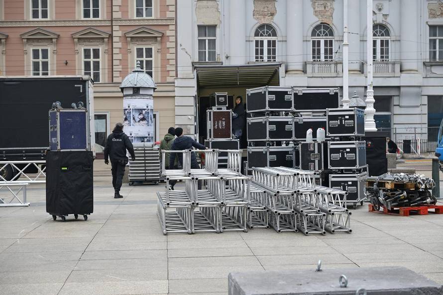 Zagreb: Postavljanje bine na glavnom Trgu gdje će biti organiziran doček rukometaša