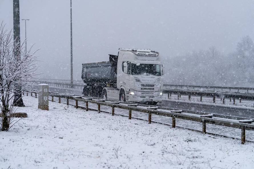 Zimski uvjeti na A1 između čvora Perušić i čvora Gospić