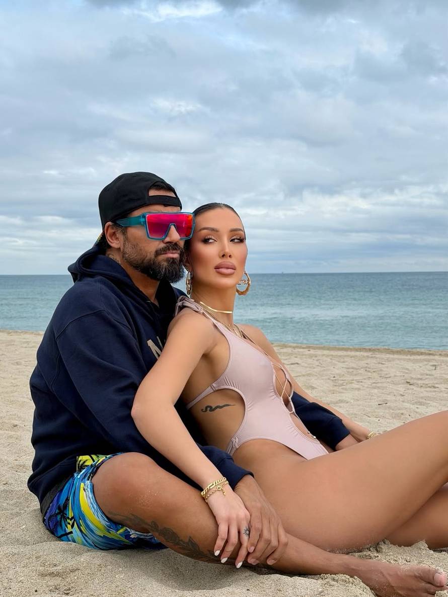 FOTO Ima pjesmu sa Severinom, stavio silikone u prsa, presadio i dlake: Ovako se mijenjao Azis