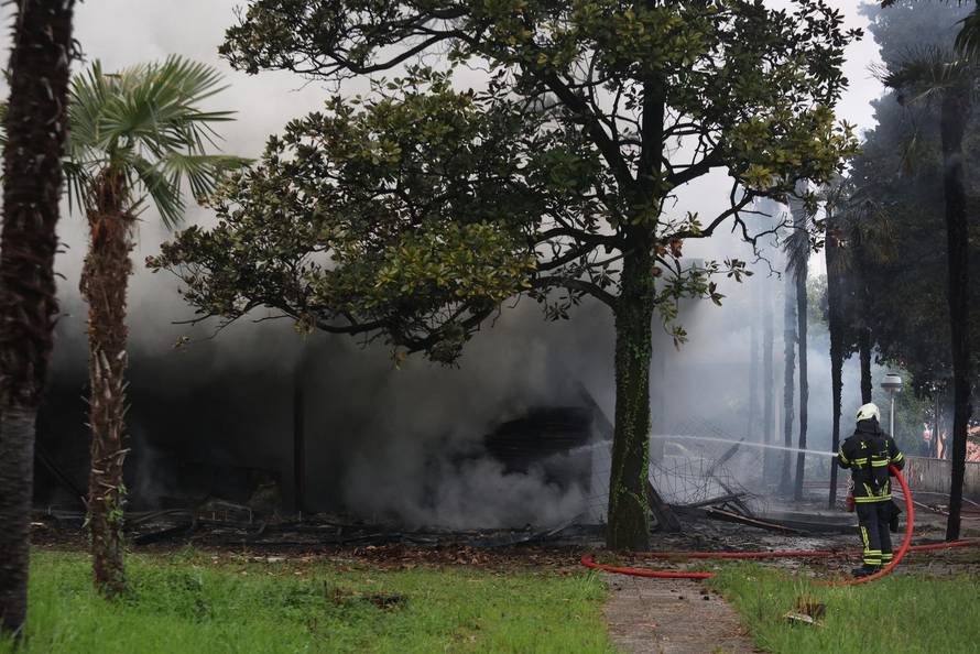 Požar hotela Miramar u centru Lovrana