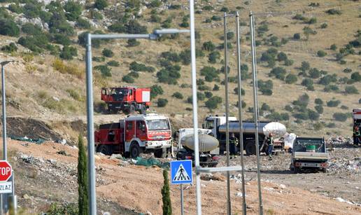 FOTO Požar na odlagalištu otpada u Šibeniku: 'Ekipa još gasi, na terenu je više vozila'