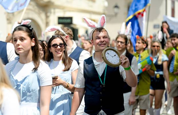 Maturanti u Varaždinu započeli svoj mimohod minutom šutnje za ubijenog Luku (19) iz Drniša