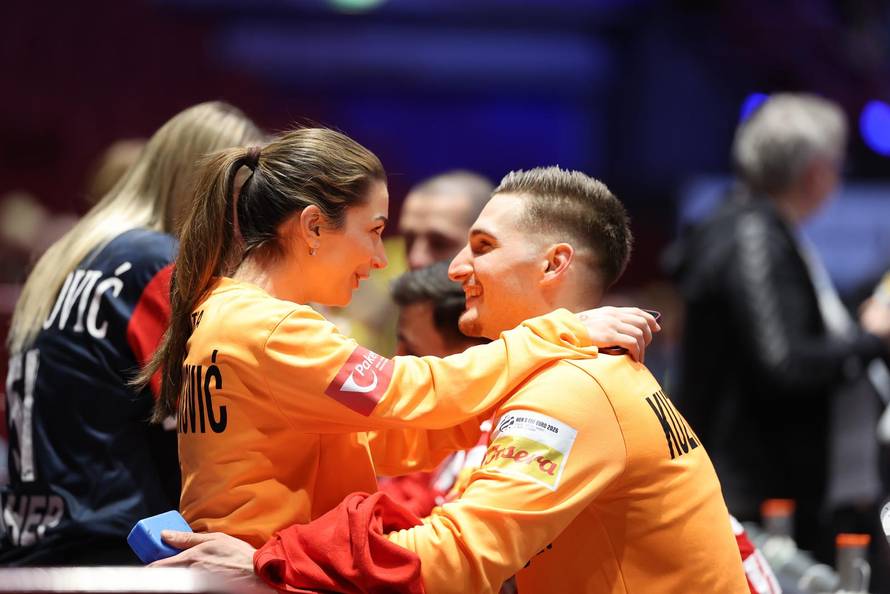 Malmo: Hrvatski rukometaši slave pobjedu u zagrljajima i poljupcima svojih najmilijih