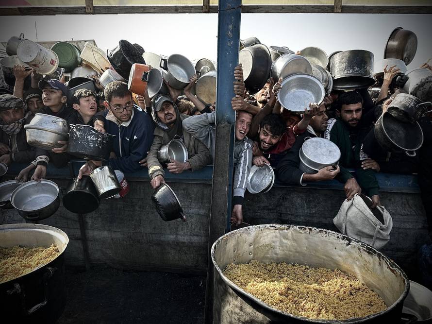 Food distribution to displaced Palestinians in Gaza