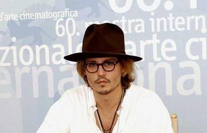 Johnny Depp novoj je ljubavi kupio konja, žele skupa jahati