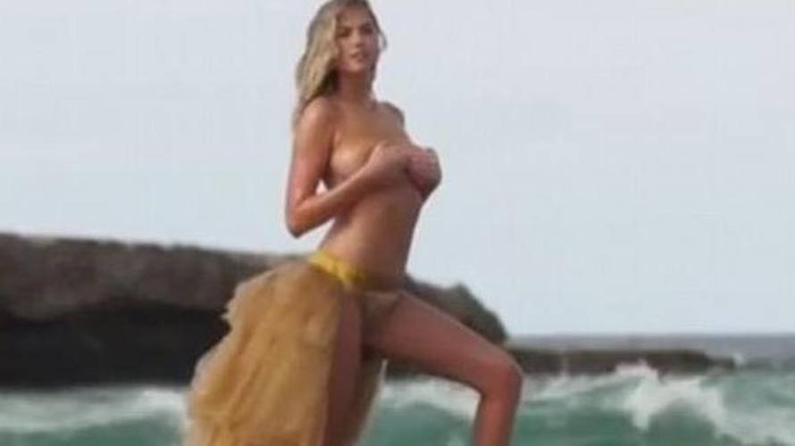 Svi su se preplašili: Pozirala u toplesu pa ju je 'pokupio' val