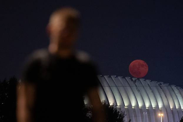Crveni mjesec iznad Arene Zagreb