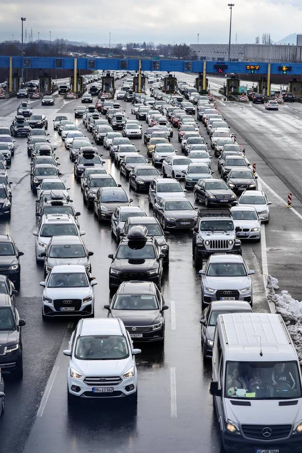 Početak skijaškog tjedna i kraj blagdana uzrok je gužve na graničnom prijelazu Bregana