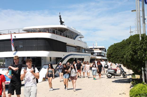 Šibenik: Kruzeri i turisti okupirali šibensku rivu