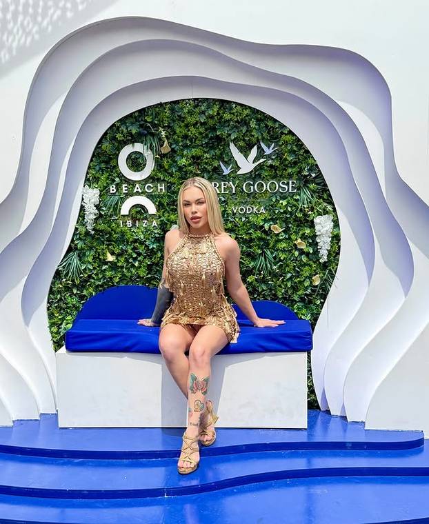 FOTO Slikala se gola na snijegu i riskirala zdravlje zbog fanova: 'Završila sam na hitnoj...'