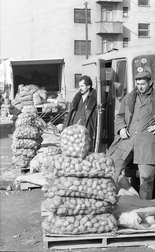 Zagreb: Ulični prodavači krumpira čekaju svoje kupce