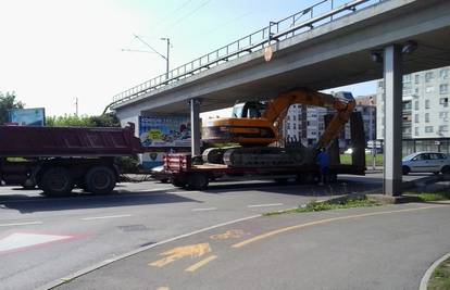 Bager na kamionu zapeo je za nadvožnjak u centru Karlovca