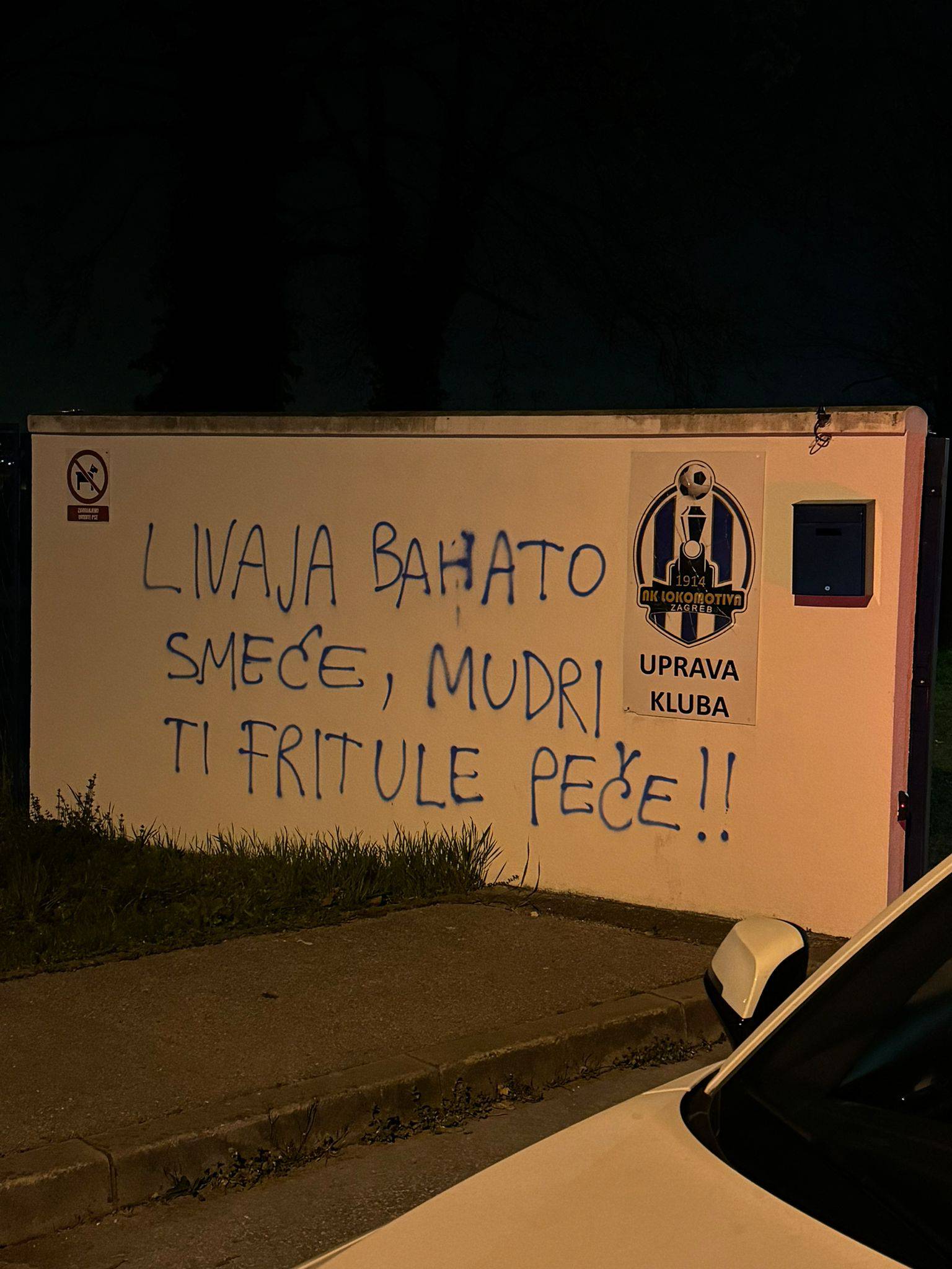VIDEO Lokomotiva slavila uz tamburaše, na zidu osvanuo natpis 'Livaja bahato smeće'