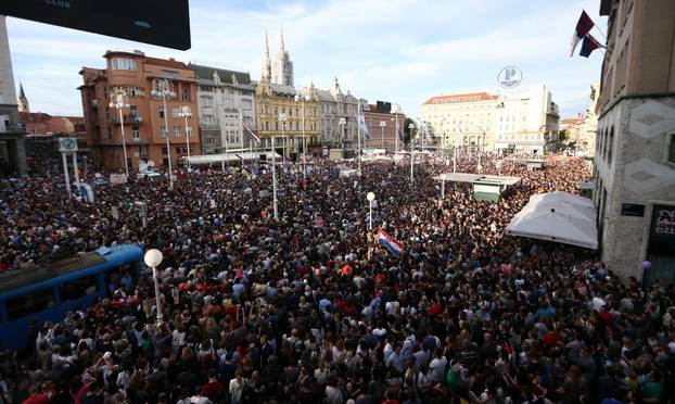 Na današnji 2016. održani veliki prosvjedi "Hrvatska može bolje" u znak potpore kurikularnoj reformi