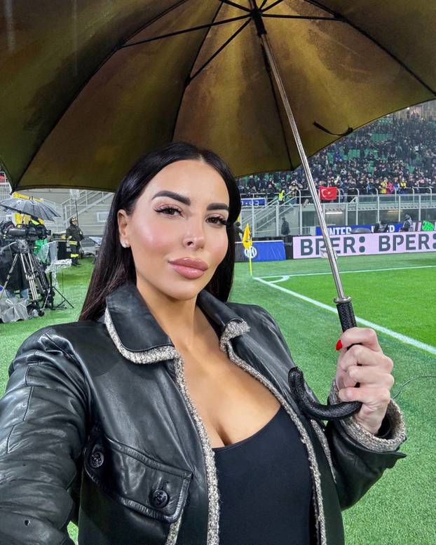 FOTO Tko je bujna TV voditeljica koja se fotkala gola? Šuškalo se da je imala aferu s legendom