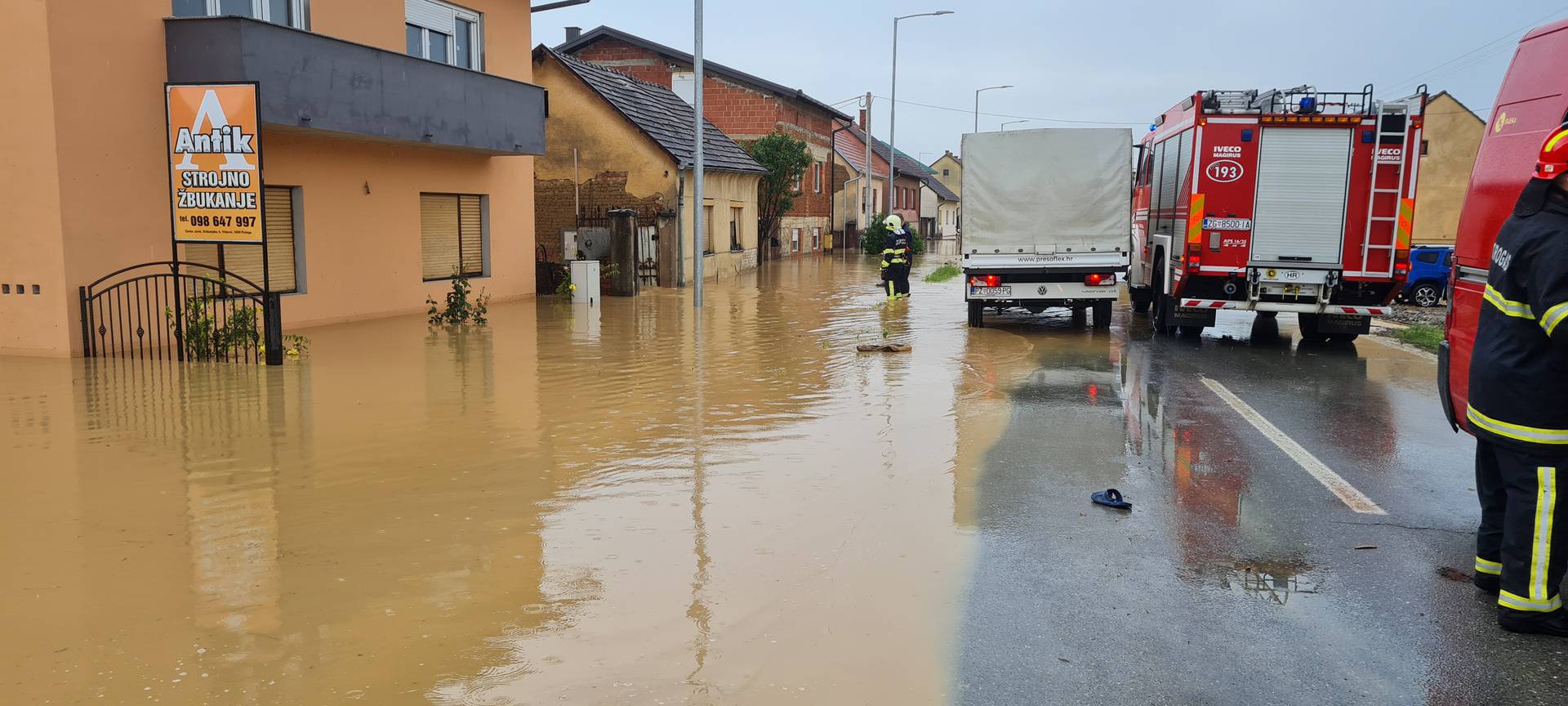 Bujice poplavile dvorišta, ceste i podrume, mještani su ogorčeni: 'Sve je puno vode, katastrofa!'