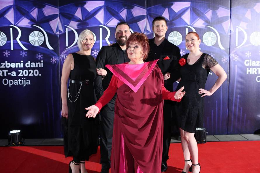 Crveni tepih Dore: Kovačiček došla prva, Indira skandirala...