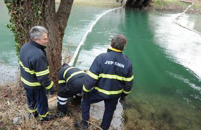 Knin: Ulje iz poplavljenih spremnika izlilo se u Krku