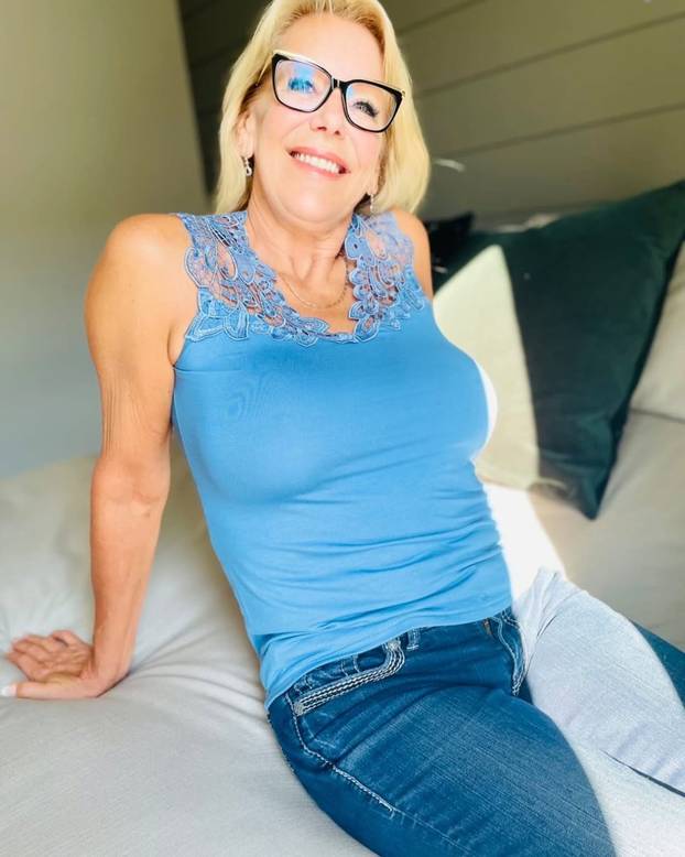 FOTO Policajka (61) dala otkaz i postala hit na internetu: Mnogi bi voljeli da ih 'privede'...