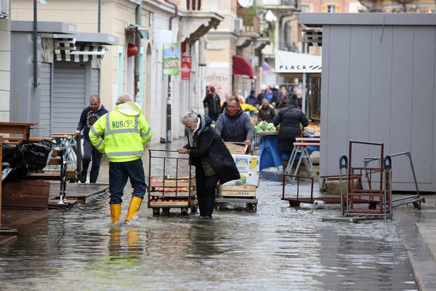 Rijeka: Prodavači na tržnici iako je još uvijek poplavljena