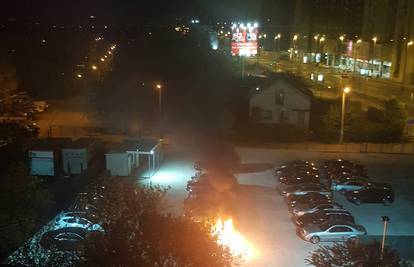 Čula se eksplozija: U Dubravi izgorio BMW, očevid u tijeku