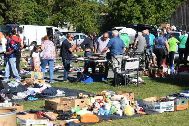 Koprivnica: Velika gužva na buvljaku koji je privukao pažnji brojnih prodavača i još više kupaca