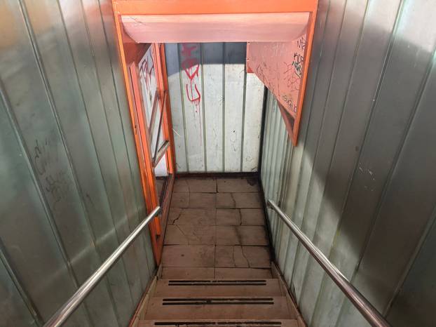 FOTO Autobusni kolodvor se raspada! Među putnike pala staklena stijenka, evo fotki