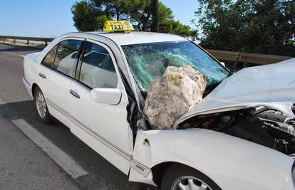  Stijena pala na Mercedes: Zračni jastuk spasio život