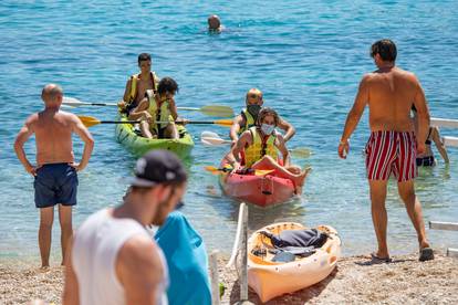 Dubrovnik: Građani i turisti bore se s visokim temperaturama na razne načine