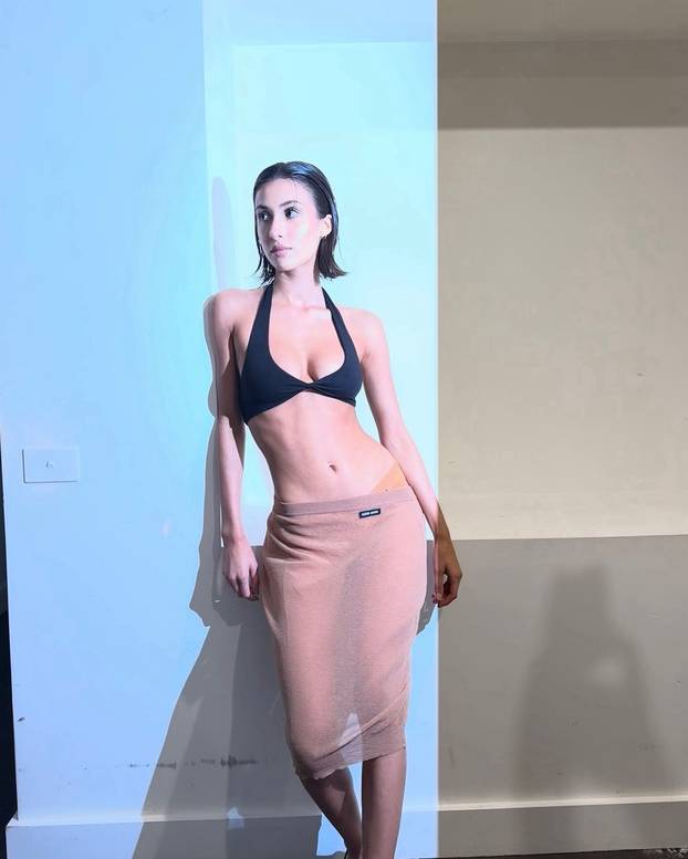 FOTO Golišave sestre Censori: Ni Angelina baš ne voli grudnjake