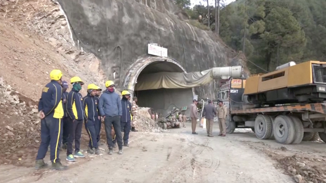 VIDEO Urušio se tunel u Indiji, zatočeno 40 radnika. Spasilačke službe pokušavaju ih izvući