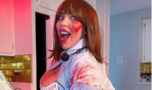 FOTO Bujna Amerikanka jedva čeka Noć vještica! Ponosna je na atribute. Obožava mini kostime