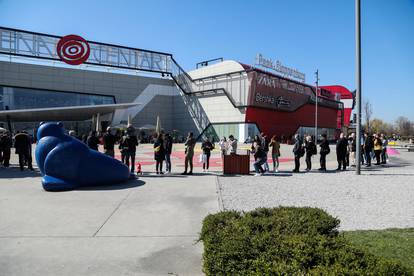 Brojni građani iskoristili lijepo vrijeme čekaujući u redu da posjete novootvorenu iStyle poslovnicu u Arena Centru 