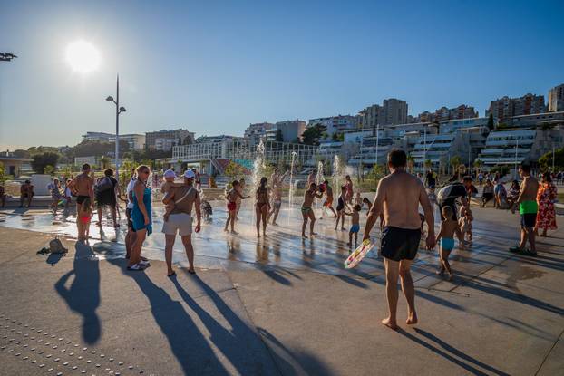 Split: Ljetni ugođaj na novouređenoj plaži Žnjan