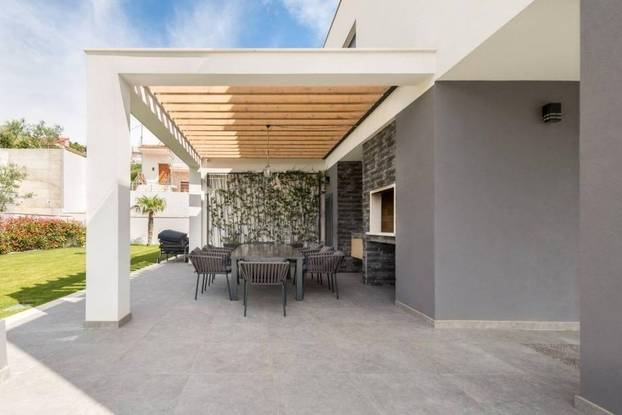 FOTO Ogromna parcela, privatni wellness i čudo od pogleda: Vila u Podstrani čeka novog vlasnika